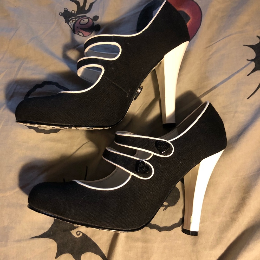 🖤🤍 Harajuku Lovers black heels with white piping 🤍🖤